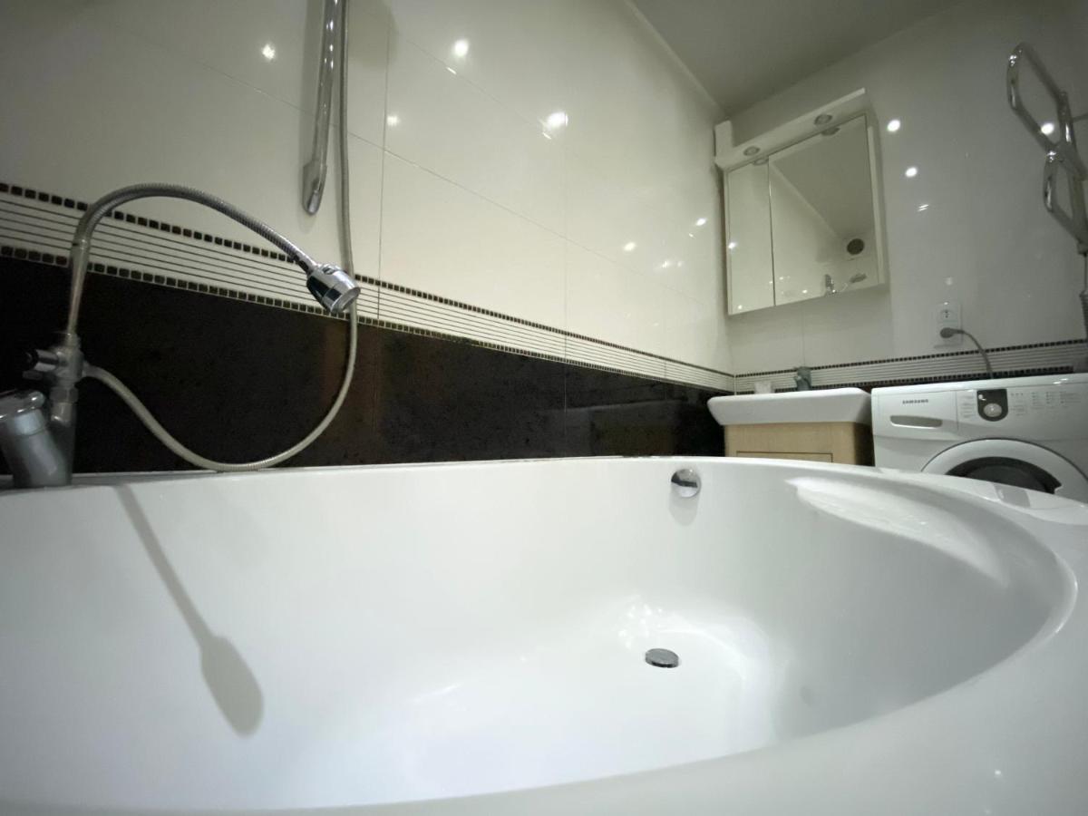 Beautiful 1-Bedroom Near Most City Center Dnipro Bagian luar foto